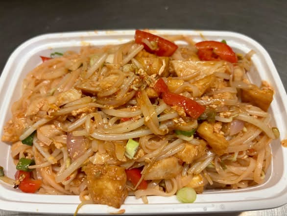 chicken pad thai noodles( not spicy) BOGO  鸡泰粉